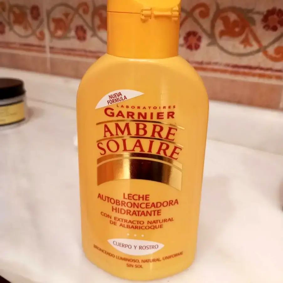 AMBRE SOLAIRE LECHE AUTOBRONCEADORA HIDRATANTE CON EXTRACTO NATURAL DE ALBARICOQUE